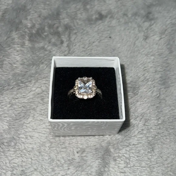 Diamond ring - Picture 1 of 2